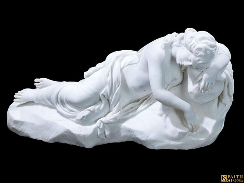 Grande statue italienne d'une nymphe endormie