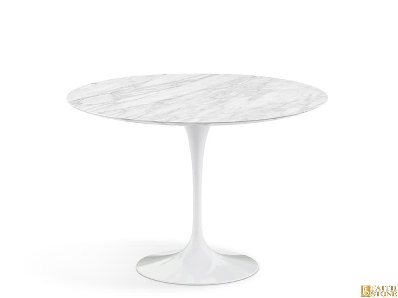 Table de salle à manger en marbre avec base en métal