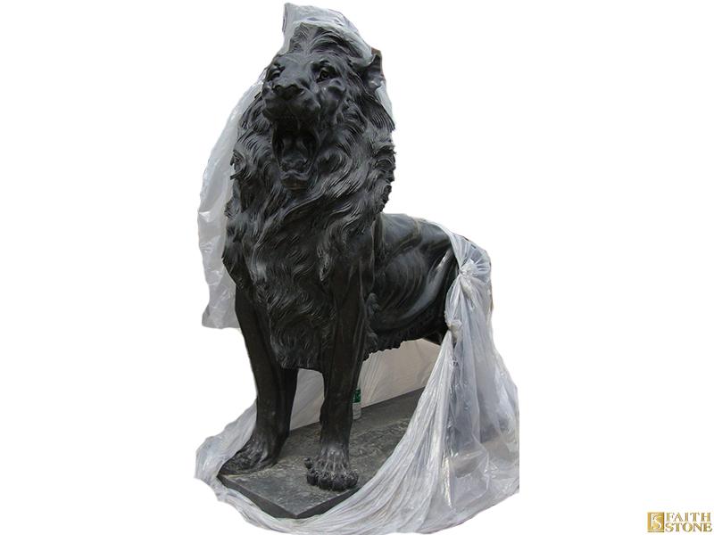 Statues de lions en marbre
