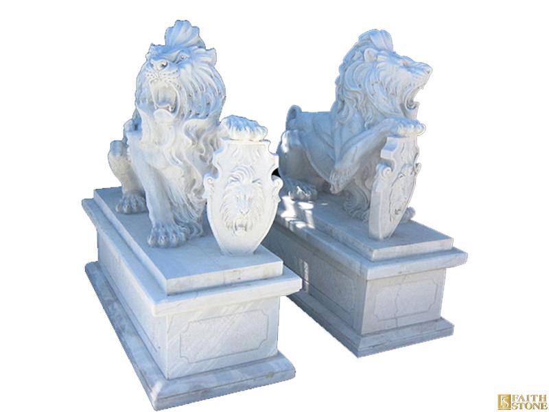 Statues de lion en marbre