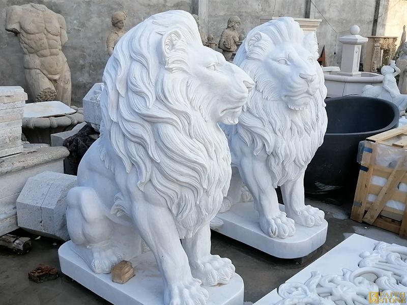 Statues de lions en marbre