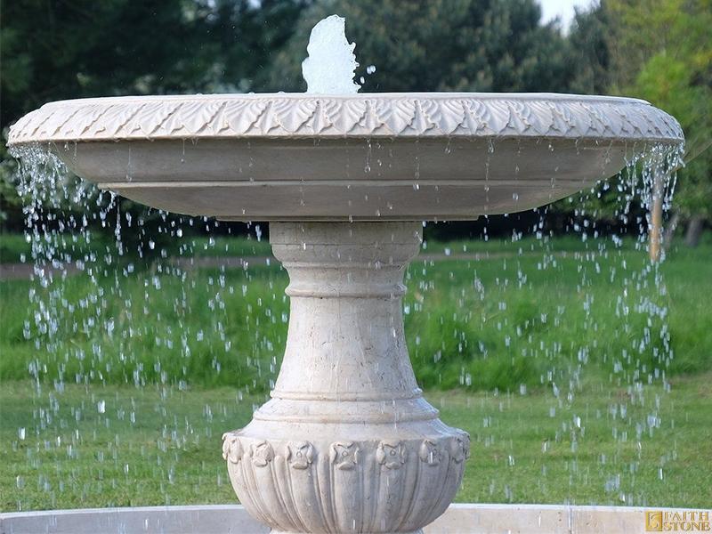 Fontaine d'eau en marbre