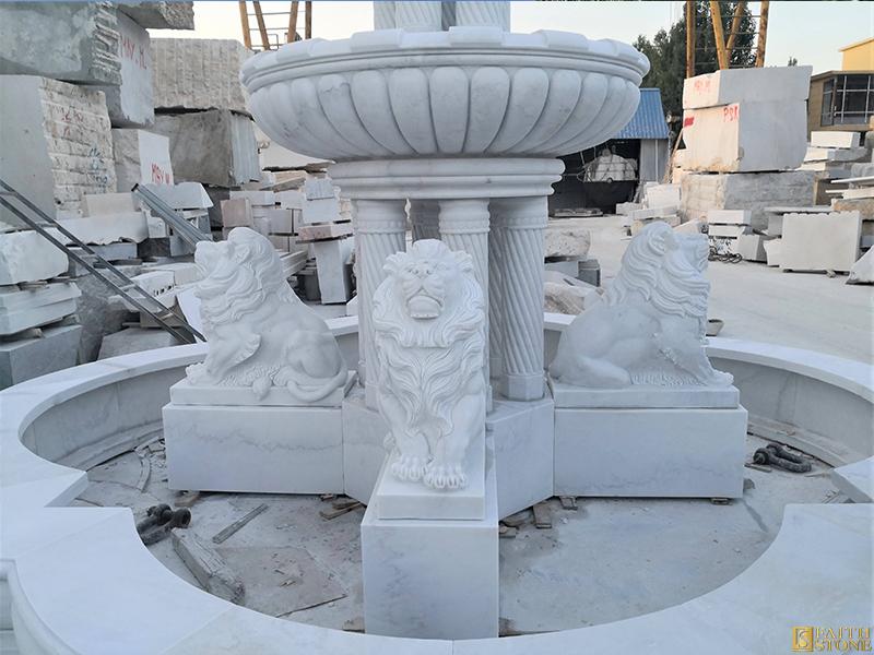 Fontaine en marbre avec statue de lion