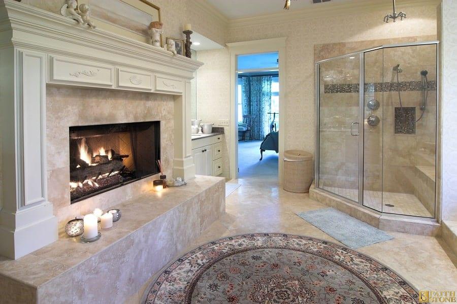 salle de bain en marbre avec cheminée