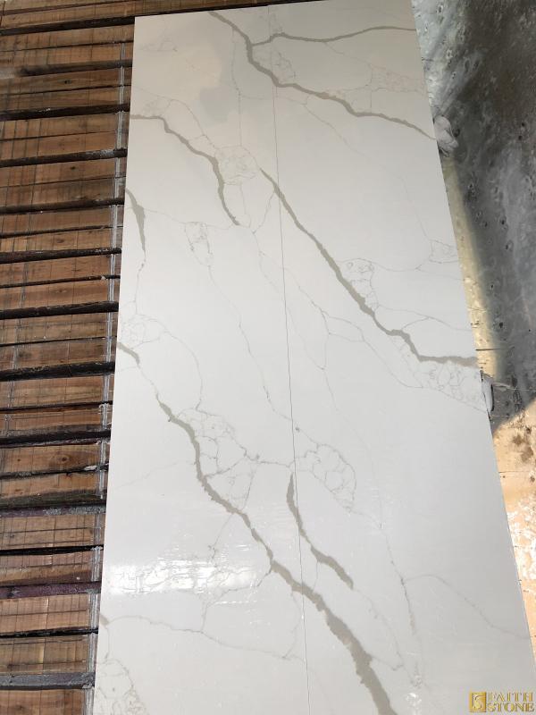 dalle de quartz blanc calacatta